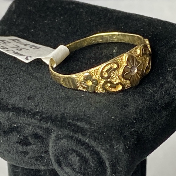 14k Elegant Gold Ring with Intricate Design Solid Gold - Picture 3 of 3